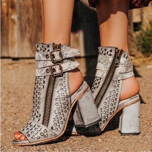 Freebies by Steven Booties, like new, size 9, grey, Leather